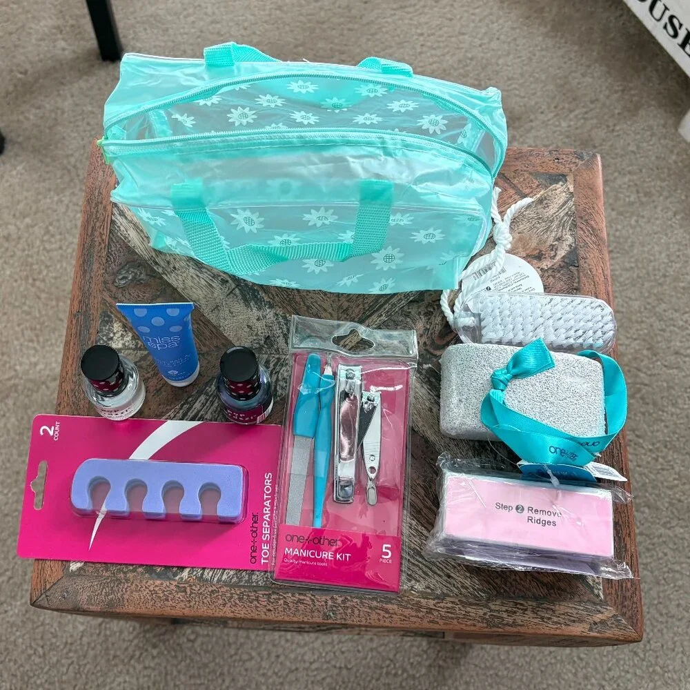 NWOT: One + Other and Pop.arazzi Nail Spa Gift Travel Set